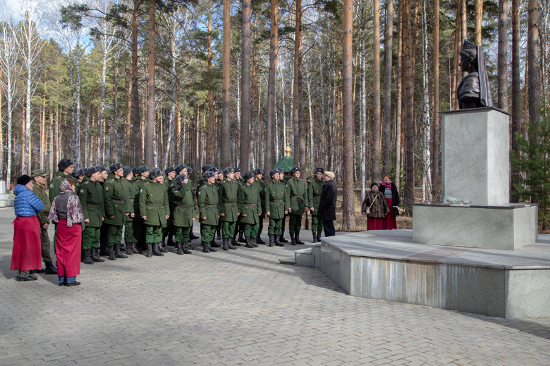 Участники парада Победы побывали на Ганиной яме