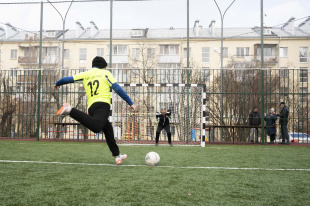 На Эльмаше открылся многофункциональный дворовый корт
