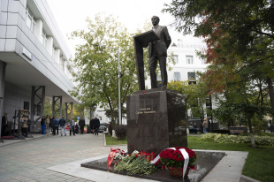 В Екатеринбурге открыли памятник одному из авторов Конституции России