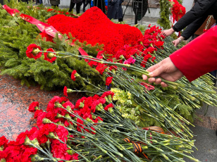 Вечная слава Героям! На Широкореченском мемориале почтили память погибших воинов