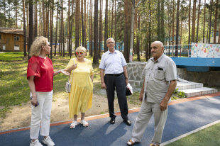 Новые спортивные объекты в лагере «Уральские самоцветы» проверили депутаты