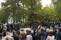 Возле УрГЮУ открыли памятник знаменитому юристу Вениамину Яковлеву