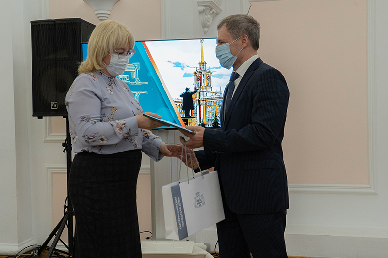 В столице Урала наградили работников Управления здравоохранения