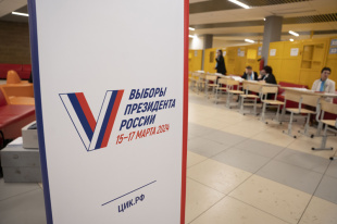 Депутаты городской Думы голосуют на выборах Президента РФ