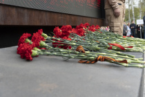 В Екатеринбурге возложили цветы к стеле «Город трудовой доблести»