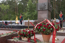 В Екатеринбурге в День памяти и скорби возложили цветы и зажгли свечи