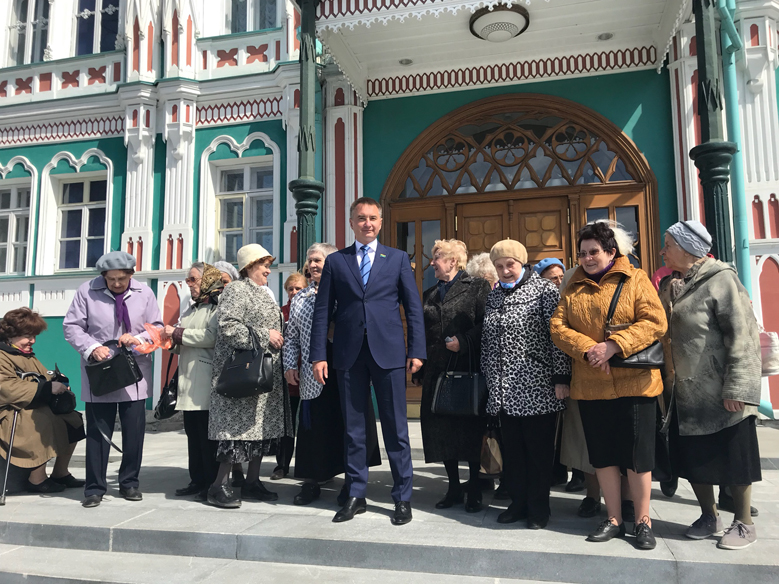 Александр Смолин организовал экскурсию для ветеранов Кировского района
