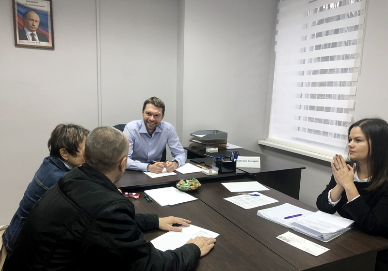 Депутат Алексей Вихарев провел прием граждан в Орджоникидзевском районе