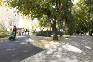 Обещали – сделали: ремонт подъездов и пешеходного моста, благотворительные акции