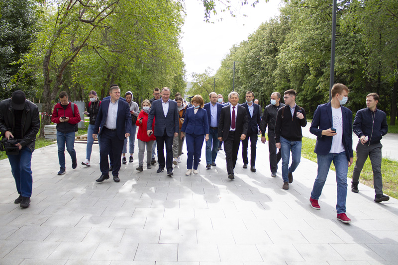 Парламентарии оценили благоустройство парка XXII Партсъезда и ремонт дорог