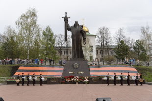 Память фронтовиков и тружеников тыла почтили на площади Обороны