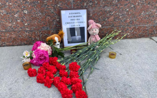 Екатеринбург скорбит. Стихийные мемориалы появляются по всему городу
