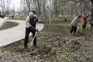 Депутаты вместе с жителями очистили город после зимней спячки 