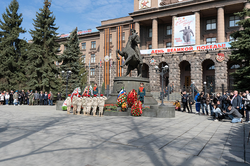 В столице Урала возложили цветы к памятнику маршалу Жукову