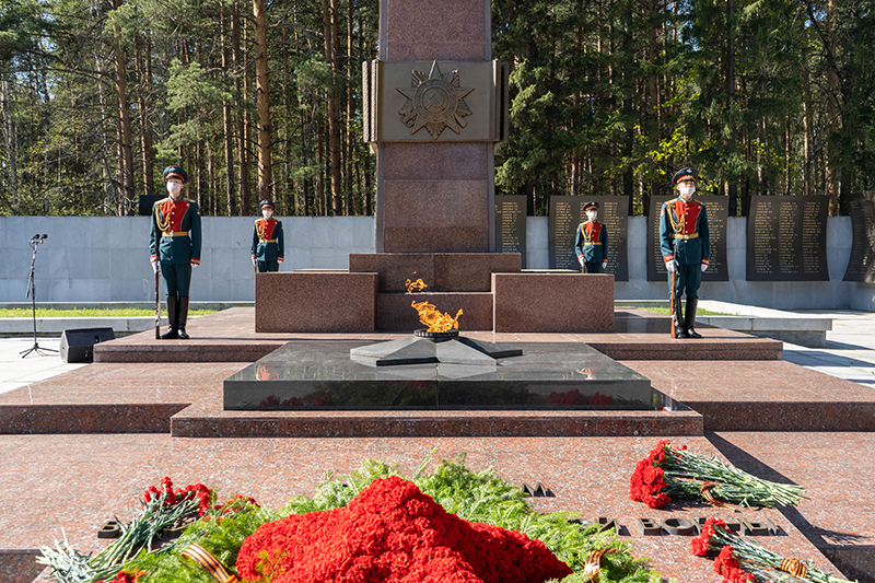 Широкореченский мемориал екатеринбург. Вечный огонь на Широкореченском кладбище Екатеринбург. Чтим земляков ветеранов.