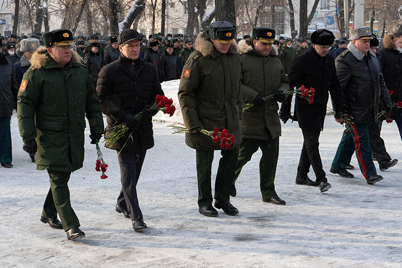 В Екатеринбурге состоялось возложение цветов к памятнику полководца Георгия Жукова