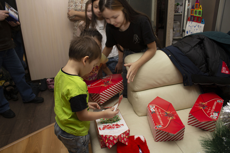 Парламентарии вручили новогодние подарки детям