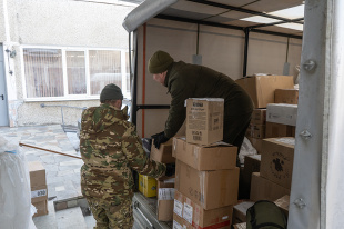 Депутаты передали дополнительную гуманитарную помощь военнослужащим