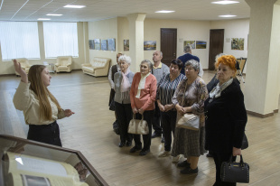 Экскурсии и подарки: депутаты порадовали самых маленьких и самых взрослых горожан