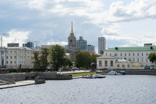 Поздравление Почетных граждан Екатеринбурга Веры Максимовой, Ольги Коростелевой и Леонида Шалимова