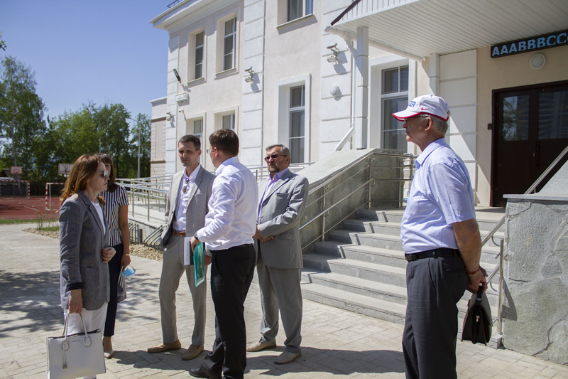 Депутаты городской Думы посетили отремонтированную школу на Широкой речке